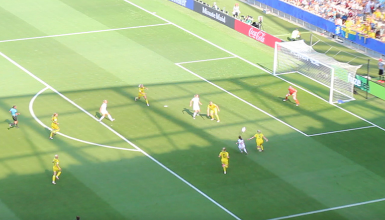 Sur cette action, l'Angleterre réduit le score... en vain. Photo (c) Serge Gloumeaud Sur cette action, l'Angleterre réduit le score... en vain. Photo (c) Serge Gloumeaud
