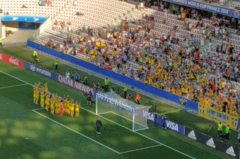 Les joueuses suédoises fêtent la victoire avec leurs supporters. Photo (c) Serge Gloumeaud Les joueuses suédoises fêtent la victoire avec leurs supporters. Photo (c) Serge Gloumeaud