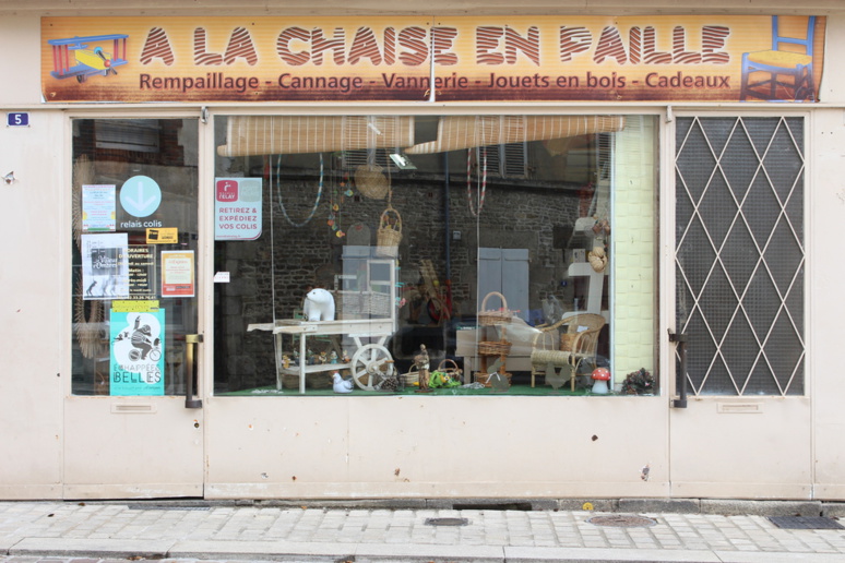 Son magasin "À la chaise en paille" situé à Alençon © J. P.