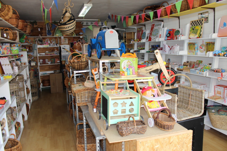 Des jouets en bois, des paniers... y sont exposés © J. P. Des jouets en bois, des paniers... y sont exposés © J. P.