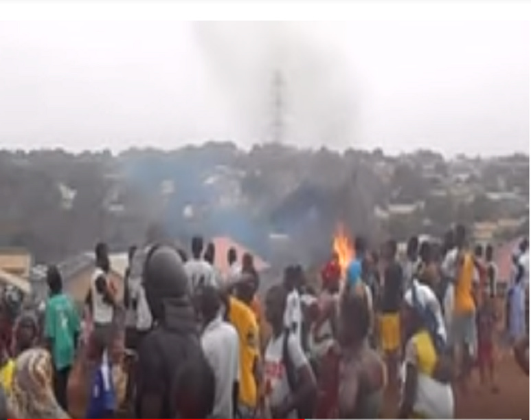 "Révolte des citoyens contre un féticheur accusé de sacrifice humain à Dubréka", en 2016. Capture vidéo GuineeMatin