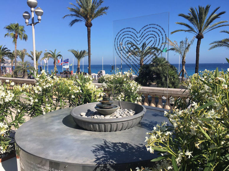 Le mémorial de l'attentat du 14 juillet 2016 dans les jardins de la Villa Massena. Photo (c) Twitter Benoit Guglielmi Le mémorial de l'attentat du 14 juillet 2016 dans les jardins de la Villa Massena. Photo (c) Twitter Benoit Guglielmi