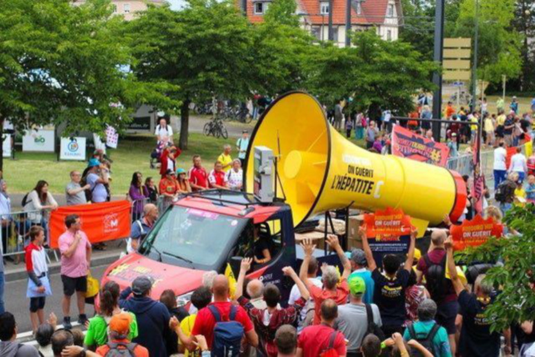 La lutte contre l'hépatite dans la caravane du Tour de France. Photo (c) SOS hépatite. La lutte contre l'hépatite dans la caravane du Tour de France. Photo (c) SOS hépatite.