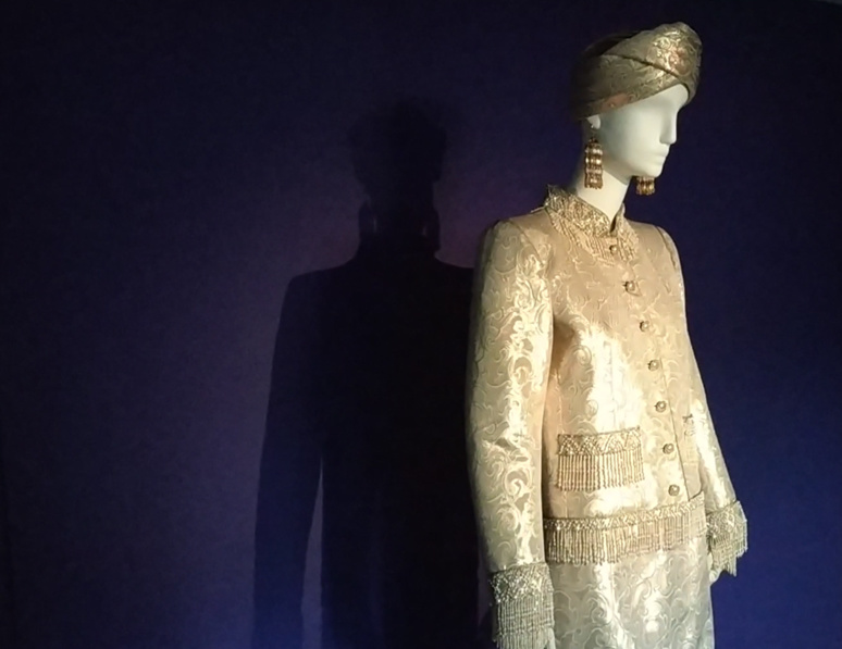 Une mariée coiffée d'un turban, pour renforcer la confiance des femmes. Photo (c) Serge Gloumeaud Une mariée coiffée d'un turban, pour renforcer la confiance des femmes. Photo (c) Serge Gloumeaud