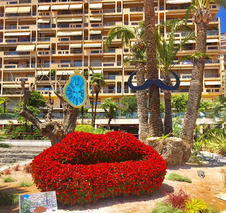 Monaco se décore des figures mythiques de Dali, ici sur l'esplanade du Grimaldi Forum. Photo (c) Charlotte Longépé. Monaco se décore des figures mythiques de Dali, ici sur l'esplanade du Grimaldi Forum. Photo (c) Charlotte Longépé.