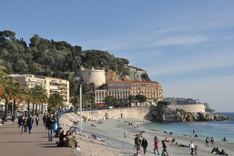 Au fond, la tour Bellanda. À sa gauche, l'hôtel de Suisse. Photo (c) Robert Cutts (Flickr) Au fond, la tour Bellanda. À sa gauche, l'hôtel de Suisse. Photo (c) Robert Cutts (Flickr)