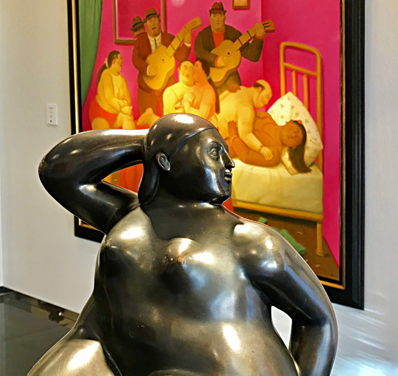 Donna Seduta Su Cobo, bronze 2006; en arrière plan Fin de Fiesta, huile sur toile 2009. Photo (c) Charlotte Longépé.
