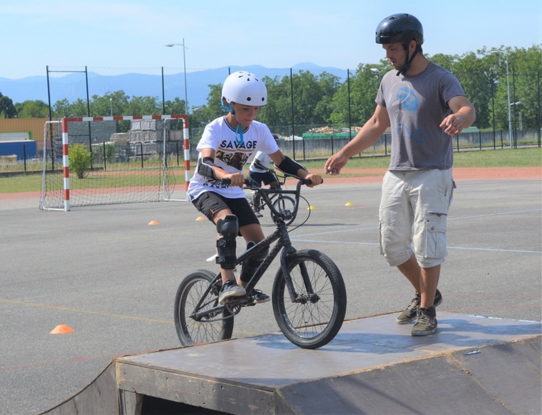 Pour la journée américaine, initiation au BMX avec l'association Meidine (c) Frédérique Gelas Pour la journée américaine, initiation au BMX avec l'association Meidine (c) Frédérique Gelas