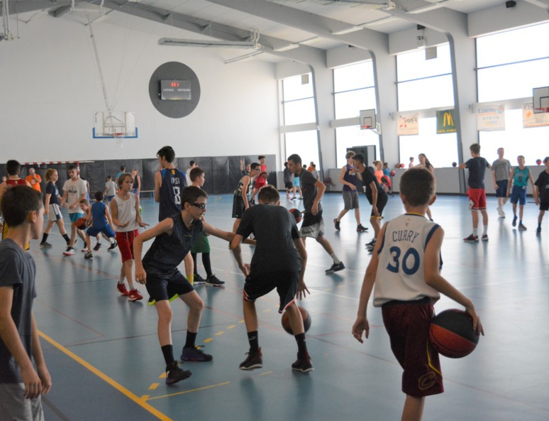 De jeunes basketteurs parfois venus de loin (c) Frédérique Gelas De jeunes basketteurs parfois venus de loin (c) Frédérique Gelas