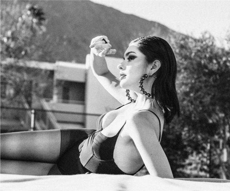 Coco Chanel a inspiré une esthétique moderne, en noir et blanc de la femme / (c) Photo de Park Street sur Unsplash Coco Chanel a inspiré une esthétique moderne, en noir et blanc de la femme / (c) Photo de Park Street sur Unsplash