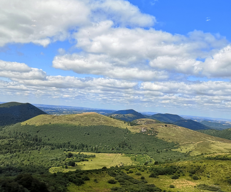 Depuis le Puy de Dôme, les volcans s'étalent à perte de vue, en dômes ou en cômes / (c) E.V. Depuis le Puy de Dôme, les volcans s'étalent à perte de vue, en dômes ou en cômes / (c) E.V.