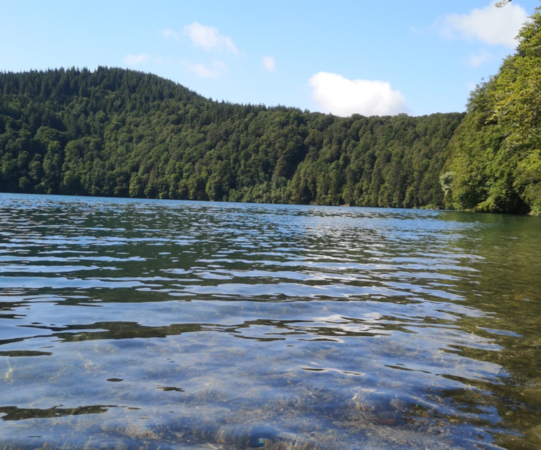 Les abords du lac Pavin, ac le plus profond d'Auvergne avec près de 93 m de profondeur, une légende affirme que ses eaux recouvrent une cité engloutie / (c) E.V. Les abords du lac Pavin, ac le plus profond d'Auvergne avec près de 93 m de profondeur, une légende affirme que ses eaux recouvrent une cité engloutie / (c) E.V.