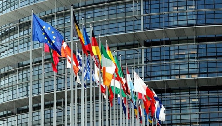 Le Parlement européen de Bruxelles où 751 députés, élus au suffrage universel direct, représentent les citoyens © touteleurope.eu