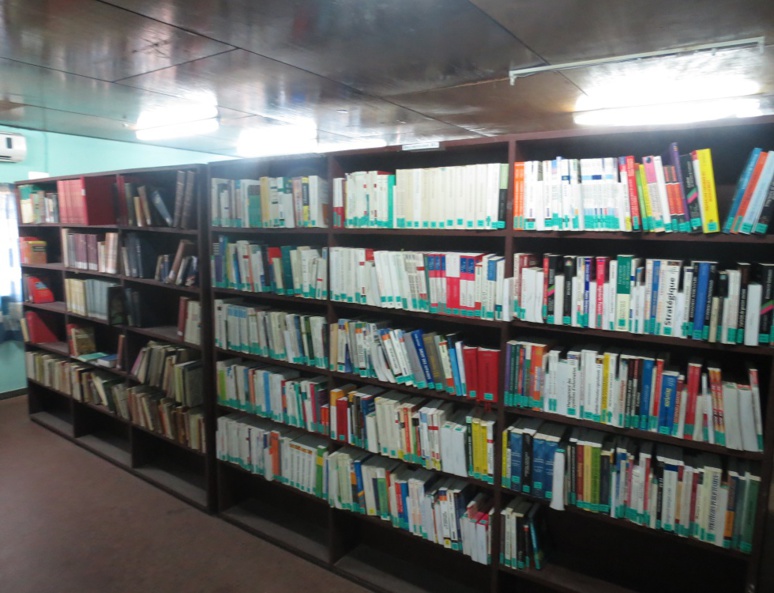 Un apercu d'une bibliothèque scolaire en Afrique.(c) ucaouua