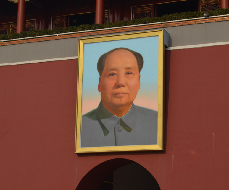 De Mao Tsé-toung à Xi Jinping, la Chine moderne s'est grandement libéralisée tout en conservant le cadre intransigeant du Parti Communiste. Sous des apparences soignées, le leader chinois fait montre d'une forte tendance autocratique dans sa façon de gouverner et un appétit expansionniste intact. / (c) Unsplash De Mao Tsé-toung à Xi Jinping, la Chine moderne s'est grandement libéralisée tout en conservant le cadre intransigeant du Parti Communiste. Sous des apparences soignées, le leader chinois fait montre d'une forte tendance autocratique dans sa façon de gouverner et un appétit expansionniste intact. / (c) Unsplash
