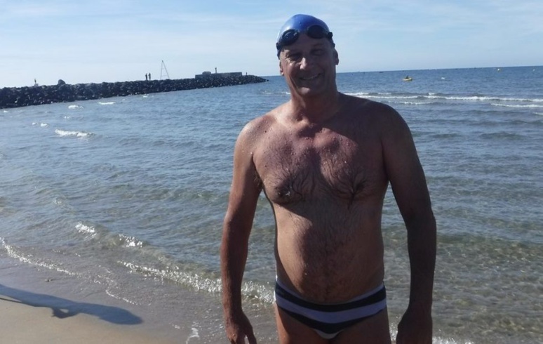 Jacques Tuset avec pour seuls équipements son maillot et son bonnet de bain ainsi que ses lunettes © William Tuset Jacques Tuset avec pour seuls équipements son maillot et son bonnet de bain ainsi que ses lunettes © William Tuset