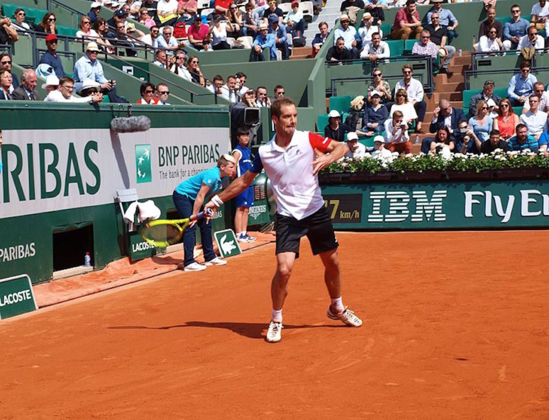 Les partenaires sur un court de tennis lors du tournoi Roland Garros (C) Wikimédia Les partenaires sur un court de tennis lors du tournoi Roland Garros (C) Wikimédia