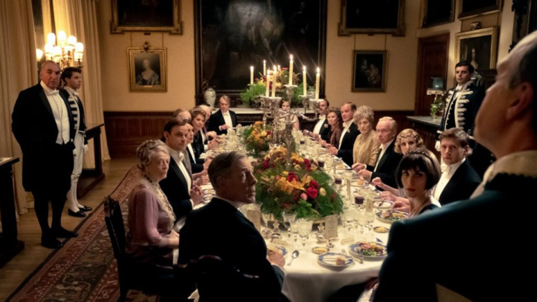 "La famille Crawley y est réuni au grand complet, ainsi que leur domestiques toujours plus dévoués à chaque nouveau défi : ici, la venue du Roi d'Angleterre, George V, à Downton. " (c) Universal Pictures France
