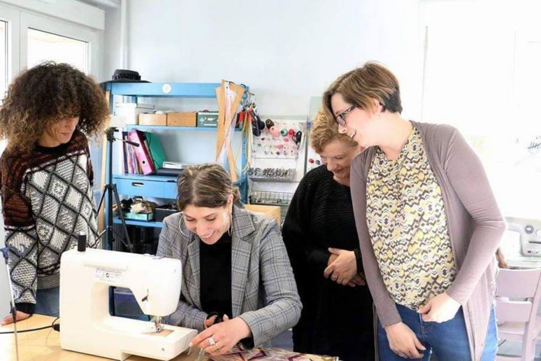 La séance de couture se déroule dans la joie et bonne humeur (c) L'atelier de Kéysha Création. La séance de couture se déroule dans la joie et bonne humeur (c) L'atelier de Kéysha Création.