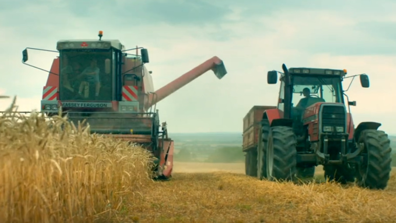 Pierre Jarjeau (Guillaume Canet) et Thomas Jarjeau (Anthony Bajon) dans "Au nom de la terre" Pierre Jarjeau (Guillaume Canet) et Thomas Jarjeau (Anthony Bajon) dans "Au nom de la terre"