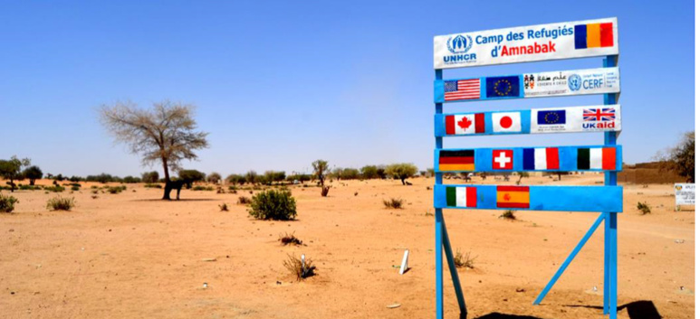 Panneau représentant quelques bailleurs de fonds du HCR à  l'entrée du camp de refugies d'Amnaback à l'Est du Tchad.  (c) UNHCR
