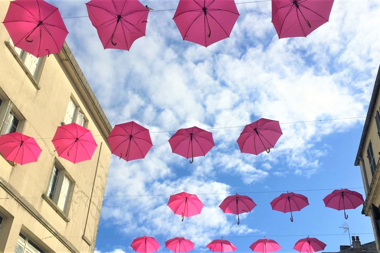 Des parapluies rose ornent de nombreuses villes, comme ici, à Rochefort-sur-Mer, (c) EB