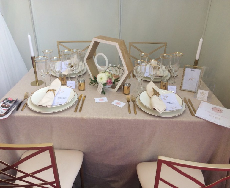 Table de mariage sur le thème chic et romantique du stand Laurence Lacheré (c) Pascale Luissint Table de mariage sur le thème chic et romantique du stand Laurence Lacheré (c) Pascale Luissint