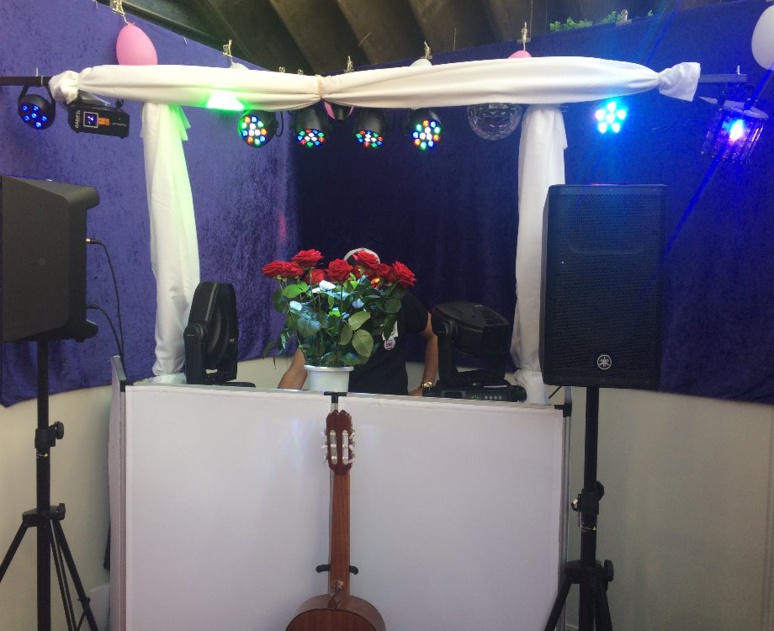 Un des stands de DJ présent à l'événement le salon du mariage à Nice (c) Pascale Luissint Un des stands de DJ présent à l'événement le salon du mariage à Nice (c) Pascale Luissint