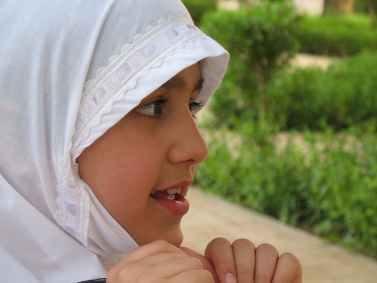 Jeune musulmane portant le voile. Photo : Pixabay