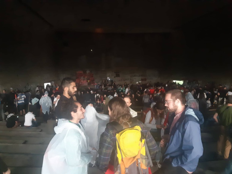 Même si certains débordements ont pu être constatés, c'est une Révolution Pacifique qui est favorisée. Dans la plupart des rassemblements on scande des slogans mais on favorise aussi l'échange, la bonne ambiance est souvent au rendez-vous avec beaucoup de musique et danse notamment les rassemblements nocturnes. Crédit photo CJ Même si certains débordements ont pu être constatés, c'est une Révolution Pacifique qui est favorisée. Dans la plupart des rassemblements on scande des slogans mais on favorise aussi l'échange, la bonne ambiance est souvent au rendez-vous avec beaucoup de musique et danse notamment les rassemblements nocturnes. Crédit photo CJ