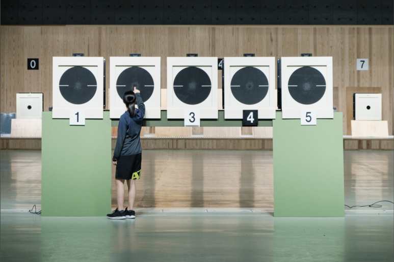 Aoi vérifie sa cible avant de passer au tir à 25 mètres ©Florent Guérout Aoi vérifie sa cible avant de passer au tir à 25 mètres ©Florent Guérout