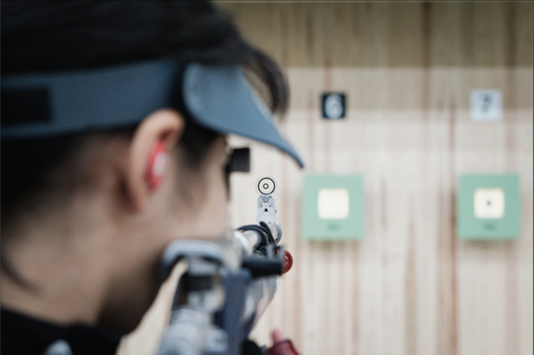 Une tireuse à la carabine s’entraîne aux côtés d'Aoi ©Florent Guérout