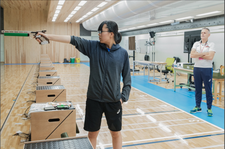 Aoi travaille sa position sous l'oeil d'Eric ©Florent Guérout Aoi travaille sa position sous l'oeil d'Eric ©Florent Guérout