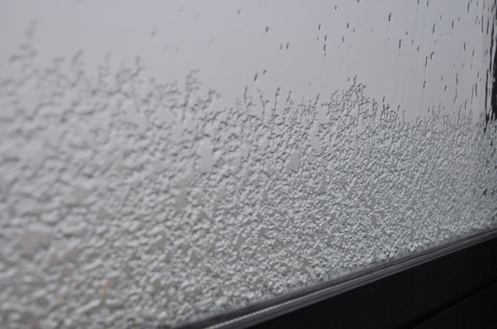 Neige  sur les vitres. Photo (C) Ibrahim Chalhoub