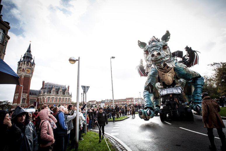 "Le parcours du dragon a su mettre en lumière les plus beaux endroits de la cité, tels que le front de mer et le beffroi assortis de son hôtel de ville." (c) Angélique Lyliere - Compagnie du Dragon "Le parcours du dragon a su mettre en lumière les plus beaux endroits de la cité, tels que le front de mer et le beffroi assortis de son hôtel de ville." (c) Angélique Lyliere - Compagnie du Dragon