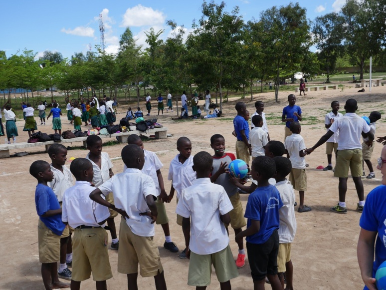 Lors de l'une des actions, les jeunes ont du encadrer plus de 200 enfants, et avec seulement 10 ballons, ils s'en sont tout de même sortie! (c) BBB France Lors de l'une des actions, les jeunes ont du encadrer plus de 200 enfants, et avec seulement 10 ballons, ils s'en sont tout de même sortie! (c) BBB France