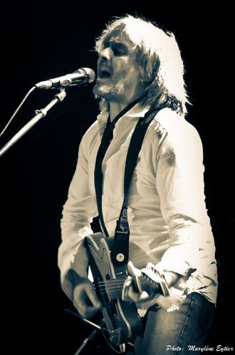 Cliquez sur l'image pour accéder à la page de l'artiste sur amazon