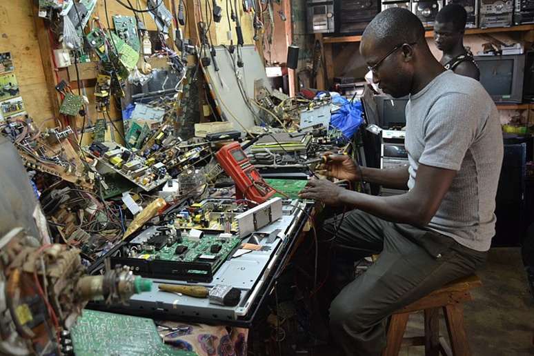 Pour favoriser le recyclage des produits électroménagers et électroniques, un indice de réparabilité offrira la possibilité de connaître la facilité de réparation ainsi que la disponibilité des pièces détachées pour chaque produit (c) Manouka Pour favoriser le recyclage des produits électroménagers et électroniques, un indice de réparabilité offrira la possibilité de connaître la facilité de réparation ainsi que la disponibilité des pièces détachées pour chaque produit (c) Manouka