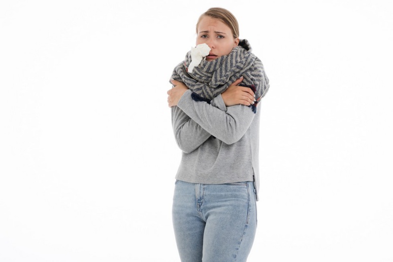 Une femme touchée par la grippe © nastya_gepp/Pixabay