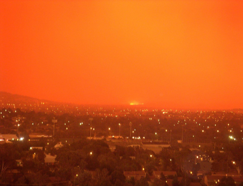 Ciel rouge à Canberra, Australie, en 2003, le même phénomène a actuellement lieu © Paul Ciel rouge à Canberra, Australie, en 2003, le même phénomène a actuellement lieu © Paul