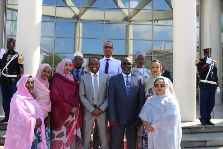 Le Speaker du Parlement en costume sombre entouré de plusieurs femmes parlementaires (C) Assemblée nationale de Djibouti