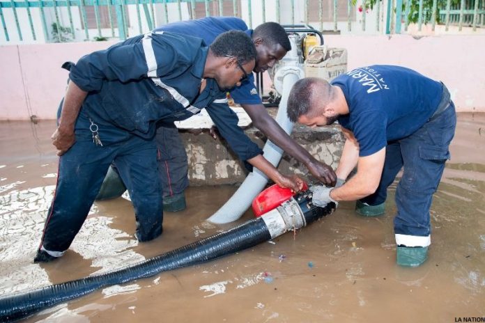 Sapeurs pompiers djiboutiens et français mobilisés pour évacuer les eaux de pluies (C) La Nation