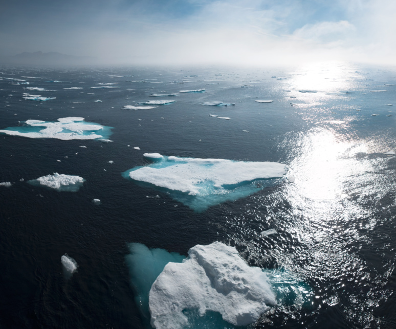 Coucher de soleil sur le Groenland, territoire qui appartient au Danemark et tente peu à peu de prendre son indépendance/ © William Bossen sur Unsplash