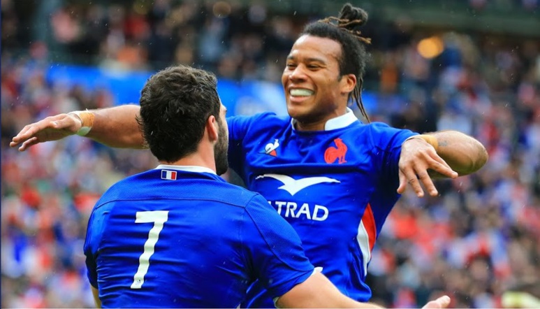 Teddy Thomas tombant dans les bras de Charles Ollivon son capitaine - © Capture Youtube Teddy Thomas tombant dans les bras de Charles Ollivon son capitaine - © Capture Youtube