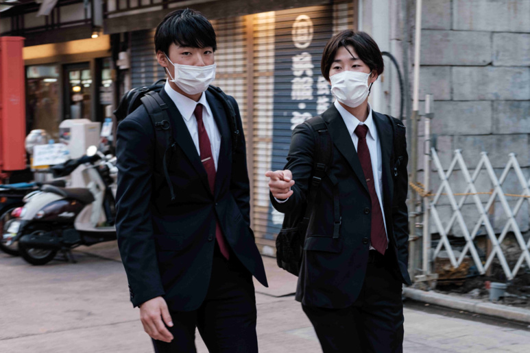 Deux étudiants portant un masque rentrent de l'école ©Florent Guérout