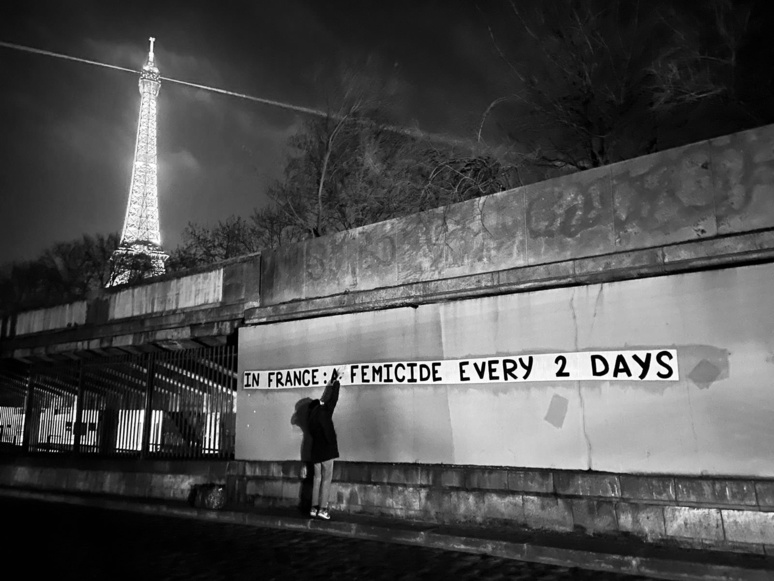 Collage réalisé à Paris en octobre 2019 rappelant que 2 féminicides sont perpétrés chaque jour en France. (c) Collages Féminicides Paris https://twitter.com/CollagesParis/media