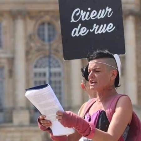 Elodie, crieuse de rue.Photo©Morand Elodie, crieuse de rue.Photo©Morand