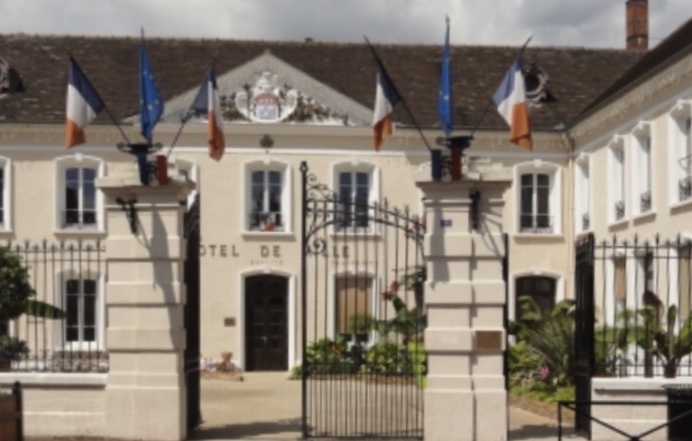 Un aperçu de la façade de la mairie de Montereau-Fault-Yonne(C)Okaigne Henri