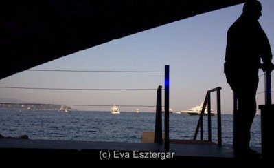 Accès direct par le ponton pour les yachts! Photo (c) Eva Esztergar