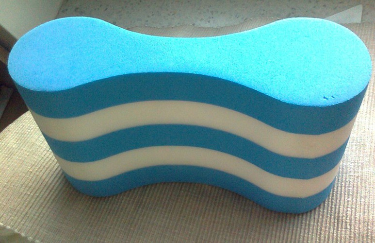 Un accessoire pour la natation, un pull-buoy flottant pour travailler les bras © Wikipedia Un accessoire pour la natation, un pull-buoy flottant pour travailler les bras © Wikipedia